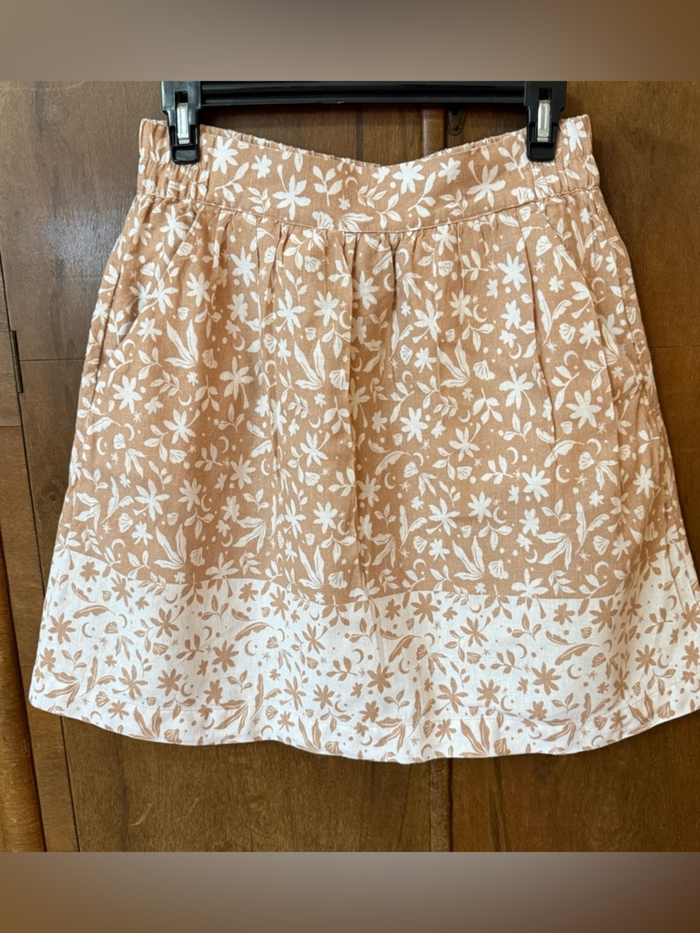 LOFT tan and white linen blend Skirt. Elastic back Size XS with Pockets